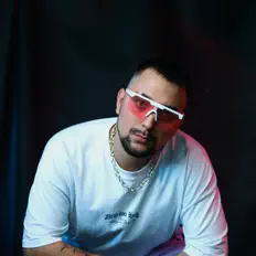 Poslechněte si interpreta YA.MAUI, sledujte hudební videa, přečtěte si životopis, podívejte se na data turné a další informace.