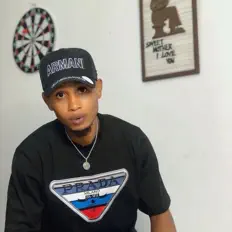 聆聽 Uchezzy、觀看音樂影片、閱讀小傳、查看巡演日期等！