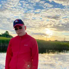 Ouça Ujeen, assista a videoclipes, leia a biografia, veja as datas das turnês e mais!