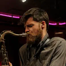 Ακούστε περιεχόμενο από Riley LePere, παρακολουθήστε μουσικά βίντεο, διαβάστε το βιογραφικό, δείτε ημερομηνίες περιοδείας, και πολλά ακόμη!