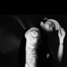 RDを聴いたり、ミュージックビデオを鑑賞したり、経歴やツアー日程などを確認したりしましょう！