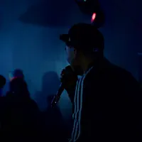 聆聽 undefined、觀看音樂影片、閱讀小傳、查看巡演日期等！