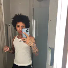 Ouve Heroine Diaries, vê vídeos de música, lê a biografia, vê as datas da digressão e muito mais!