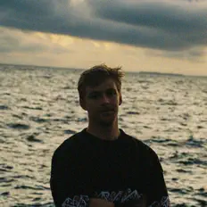 S.A.M. सुनें, म्यूज़िक वीडियो देखें, बायो पढ़ें, दौरे की तारीखें और बहुत कुछ देखें!