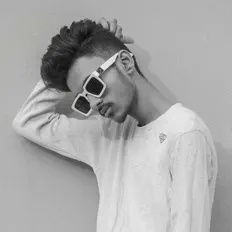 聆聽 herex、觀看音樂影片、閱讀小傳、查看巡演日期等！