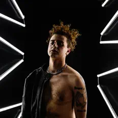 Poslechněte si interpreta Bad4u, sledujte hudební videa, přečtěte si životopis, podívejte se na data turné a další informace.