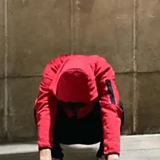 聆聽 Kayhan、觀看音樂影片、閱讀小傳、查看巡演日期等！