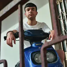 聆聽 AYRES 美学、觀看音樂影片、閱讀小傳、查看巡演日期等！