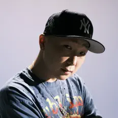 聆聽 Roockie、觀看音樂影片、閱讀小傳、查看巡演日期等！