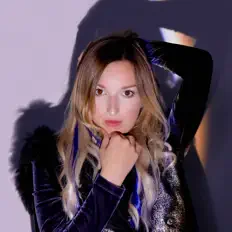 聆聽 Tricia Lo、觀看音樂影片、閱讀小傳、查看巡演日期等！
