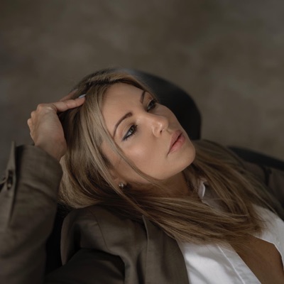 Luister naar HELENAFIRST, bekijk muziekvideo's, lees de bio, bekijk de tourdata, en meer!