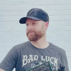 Ouve Michael Beltran, vê vídeos de música, lê a biografia, vê as datas da digressão e muito mais!