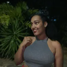 Moïraを聴いたり、ミュージックビデオを鑑賞したり、経歴やツアー日程などを確認したりしましょう！