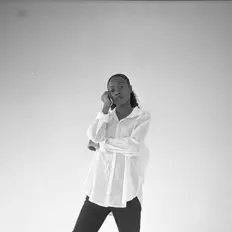 聆聽 Ebony Aura、觀看音樂影片、閱讀小傳、查看巡演日期等！