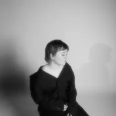 聆聽 LOVIS、觀看音樂影片、閱讀小傳、查看巡演日期等！