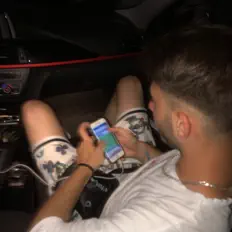 Poslechněte si interpreta GÖKO404, sledujte hudební videa, přečtěte si životopis, podívejte se na data turné a další informace.