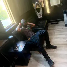 Thetruthroyalty सुनें, म्यूज़िक वीडियो देखें, बायो पढ़ें, दौरे की तारीखें और बहुत कुछ देखें!