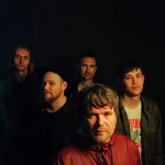 Hör dir Lenzvuk an, schau dir Musikvideos an, lies die Biografie, finde Tourdaten und mehr!