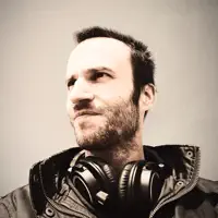 undefined dinle, müzik videolarını izle, biyografisini oku, tur tarihlerini ve daha fazlasını gör!