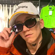 Poslechněte si interpreta TRUSH, sledujte hudební videa, přečtěte si životopis, podívejte se na data turné a další informace.