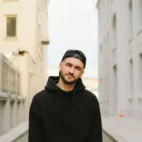 Poslechněte si interpreta undefined, sledujte hudební videa, přečtěte si životopis, podívejte se na data turné a další informace.