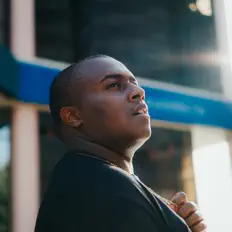 聆聽 Druh、觀看音樂影片、閱讀小傳、查看巡演日期等！