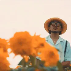 聆聽 wisteria、觀看音樂影片、閱讀小傳、查看巡演日期等！