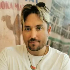 Justin Espadaを聴いたり、ミュージックビデオを鑑賞したり、経歴やツアー日程などを確認したりしましょう！