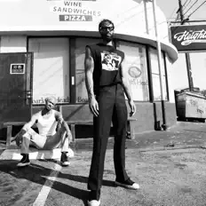 Poslechněte si interpreta The Steens, sledujte hudební videa, přečtěte si životopis, podívejte se na data turné a další informace.