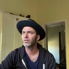 收听 Pylawak、观看音乐视频、阅读小传、查看巡演日期等 ！