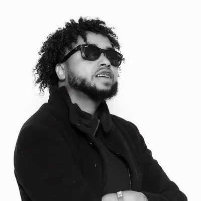 Listen to Dhifo Shaacir, watch music videos, read bio, see tour dates & more!