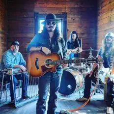聆聽 Hill Country Revival、觀看音樂影片、閱讀小傳、查看巡演日期等！