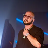 Hör dir undefined an, schau dir Musikvideos an, lies die Biografie, finde Tourdaten und mehr!