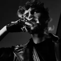 Ouça 3.56 am, assista a videoclipes, leia a biografia, veja as datas das turnês e mais!