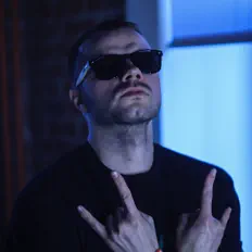 Hör dir Alex Maniac an, schau dir Musikvideos an, lies die Biografie, finde Tourdaten und mehr!