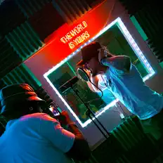 Finn4Real을(를) 듣고, 뮤직 비디오를 보고, 약력을 읽고, 투어 일정 등을 확인하세요!