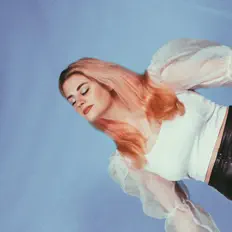 Hör dir Elesa Marmo an, schau dir Musikvideos an, lies die Biografie, finde Tourdaten und mehr!