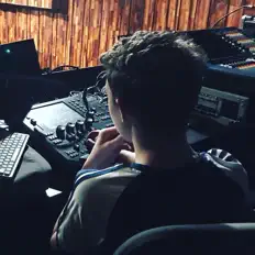 Ouve FriWyze, vê vídeos de música, lê a biografia, vê as datas da digressão e muito mais!