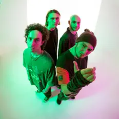 Escucha a Thousand Thoughts, mira vídeos musicales, lee la biografía, consulta fechas de giras y mucho más.