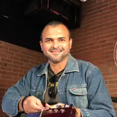 David Hernandez सुनें, म्यूज़िक वीडियो देखें, बायो पढ़ें, दौरे की तारीखें और बहुत कुछ देखें!
