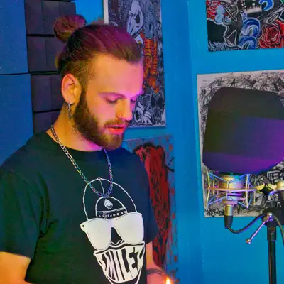 Ascolta Smilez, guarda video musicali, leggi la biografia, vedi le date del tour & altro!
