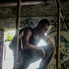 聆聽 Savis、觀看音樂影片、閱讀小傳、查看巡演日期等！