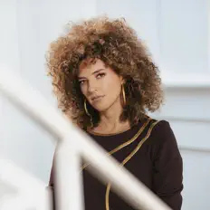 Inés Gaviriaを聴いたり、ミュージックビデオを鑑賞したり、経歴やツアー日程などを確認したりしましょう！