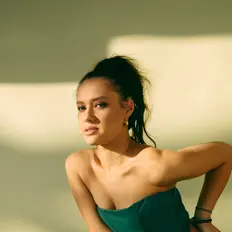 Listen to Elle Hollis, watch music videos, read bio, see tour dates & more!