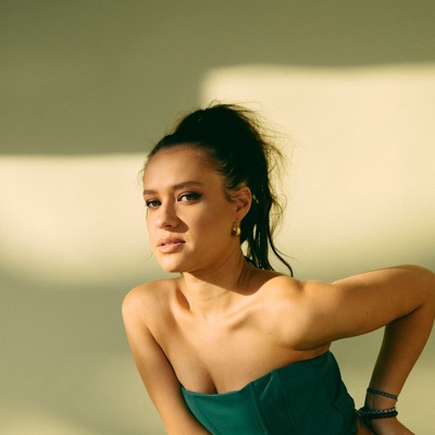 Listen to Elle Hollis, watch music videos, read bio, see tour dates & more!