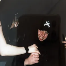 聆聽 ALAKEY、觀看音樂影片、閱讀小傳、查看巡演日期等！