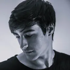 聆聽 Quackson、觀看音樂影片、閱讀小傳、查看巡演日期等！