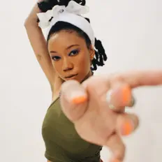 Ouve Maya Holliday, vê vídeos de música, lê a biografia, vê as datas da digressão e muito mais!