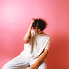 聆聽 callmeKAZZ、觀看音樂影片、閱讀小傳、查看巡演日期等！