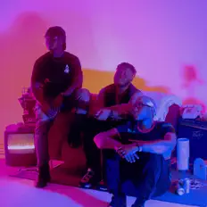 New Solution을(를) 듣고, 뮤직 비디오를 보고, 약력을 읽고, 투어 일정 등을 확인하세요!